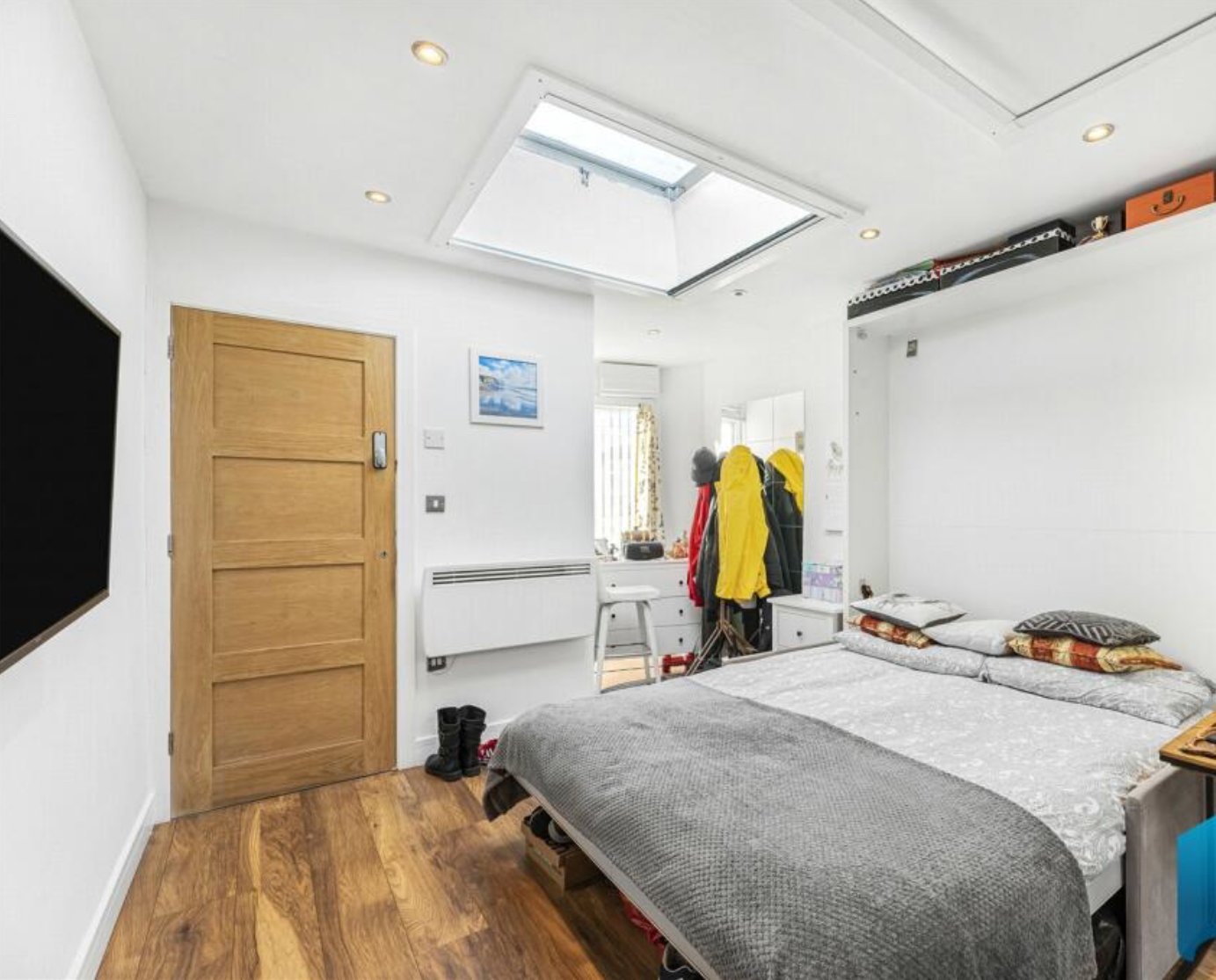 Flat Ringslade Road in Greater London