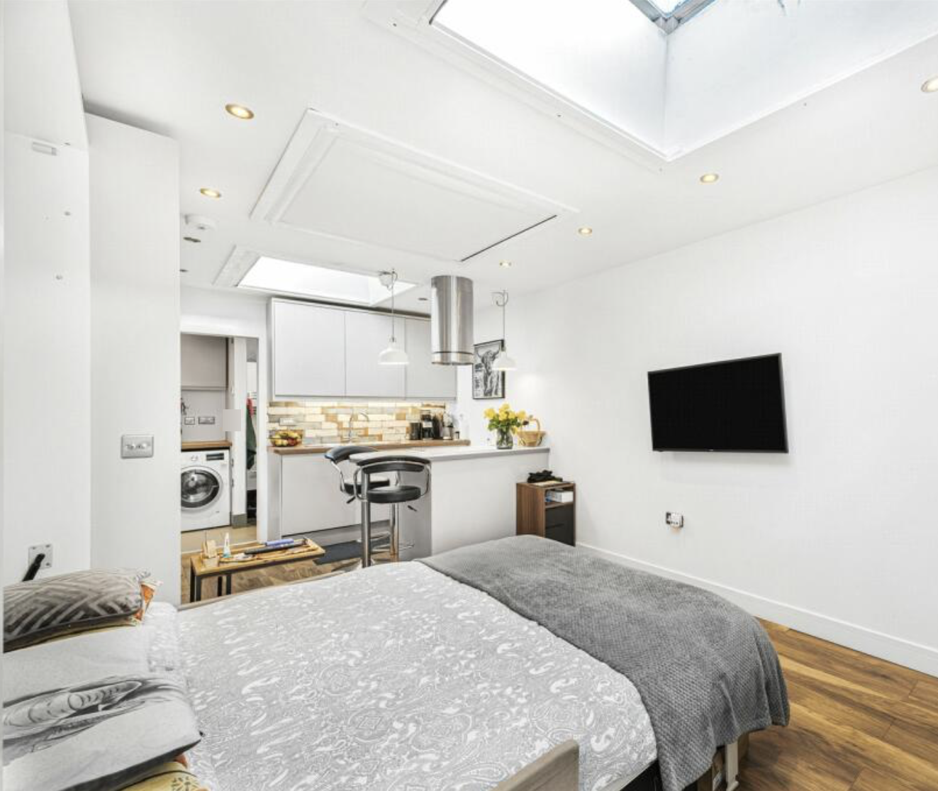 Flat Ringslade Road in Greater London