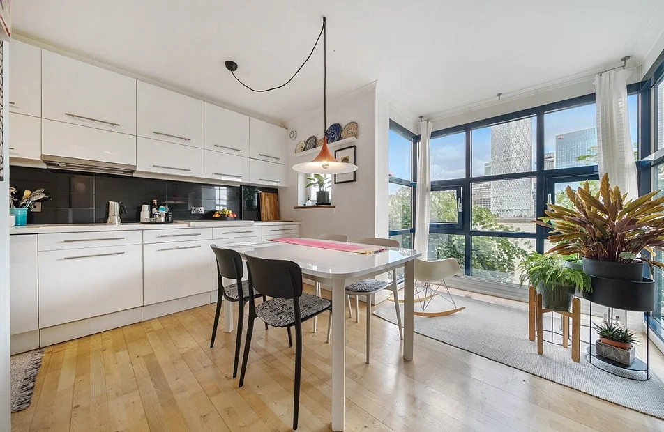 Flat Rotherhithe Street in Greater London