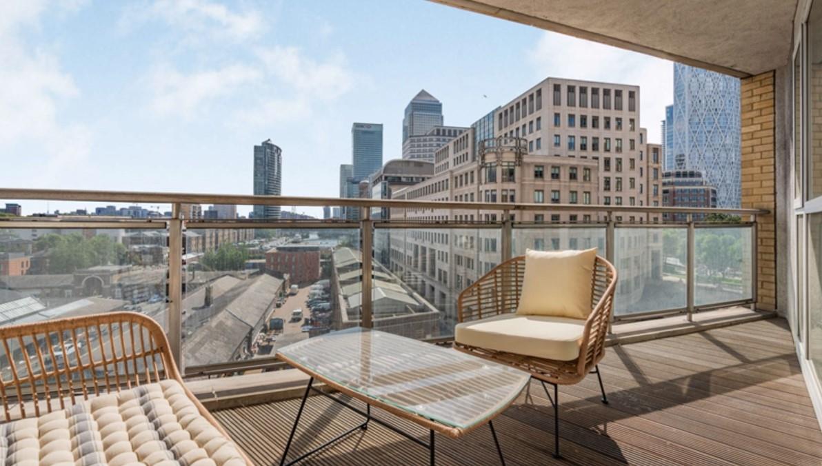 Flat Westferry Circus in Greater London