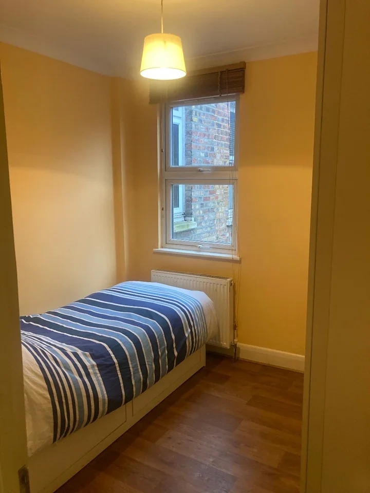 Room Deacon Road in Greater London