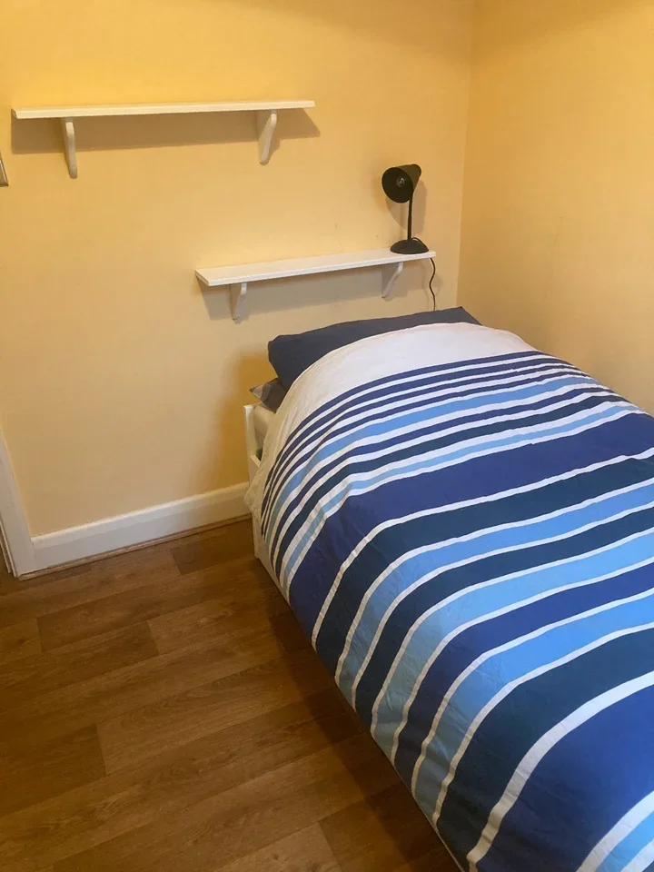 Room Deacon Road in Greater London