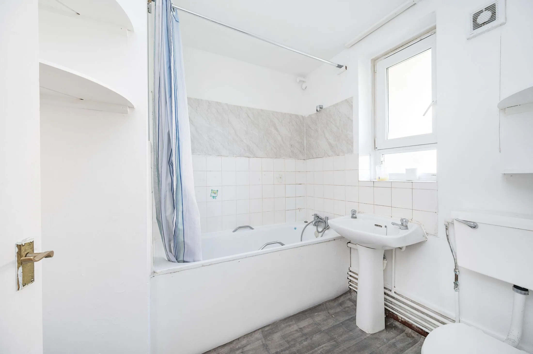 Flat Paragon Road in Greater London