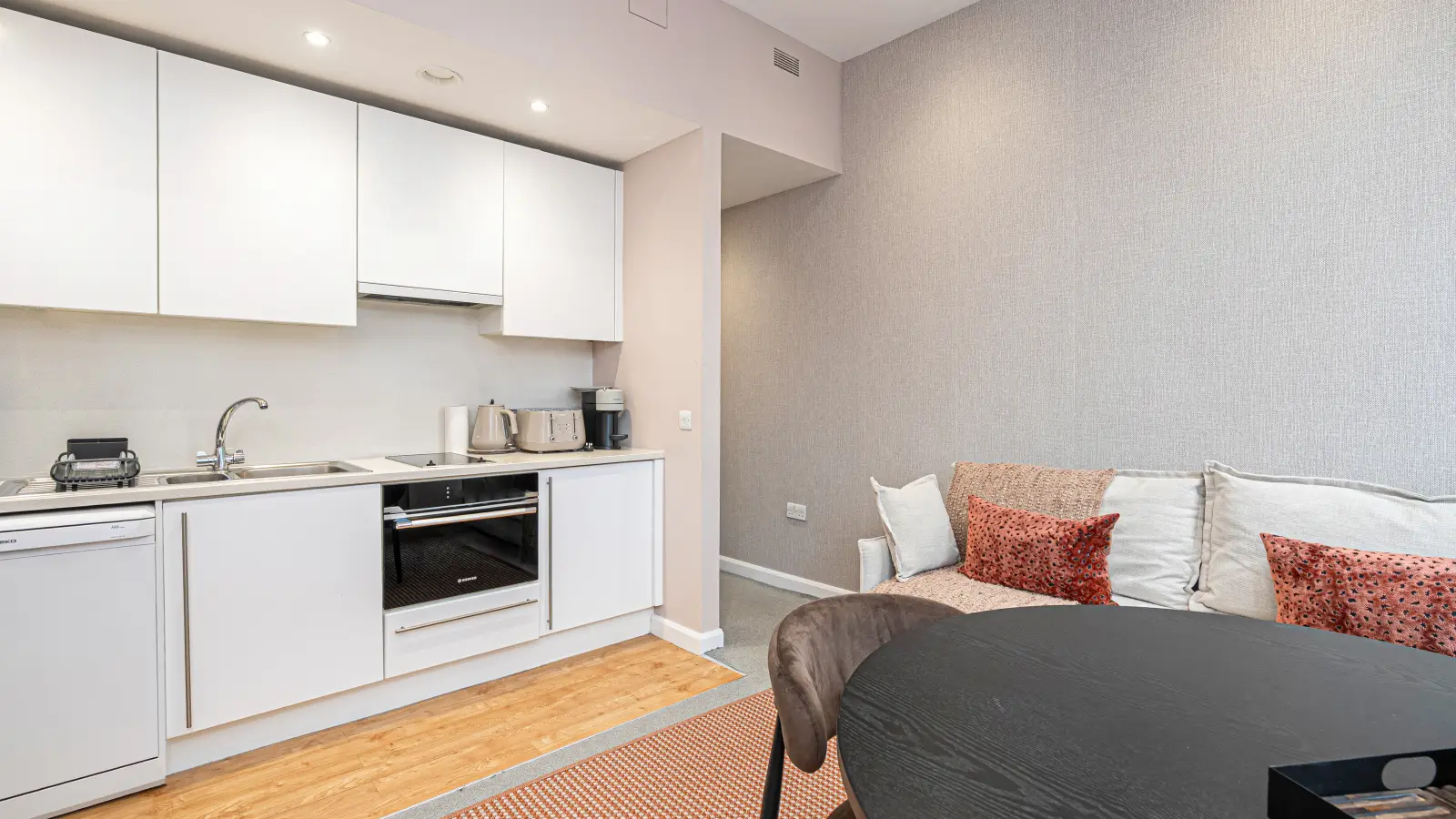 Flat Holyrood Street in Greater London