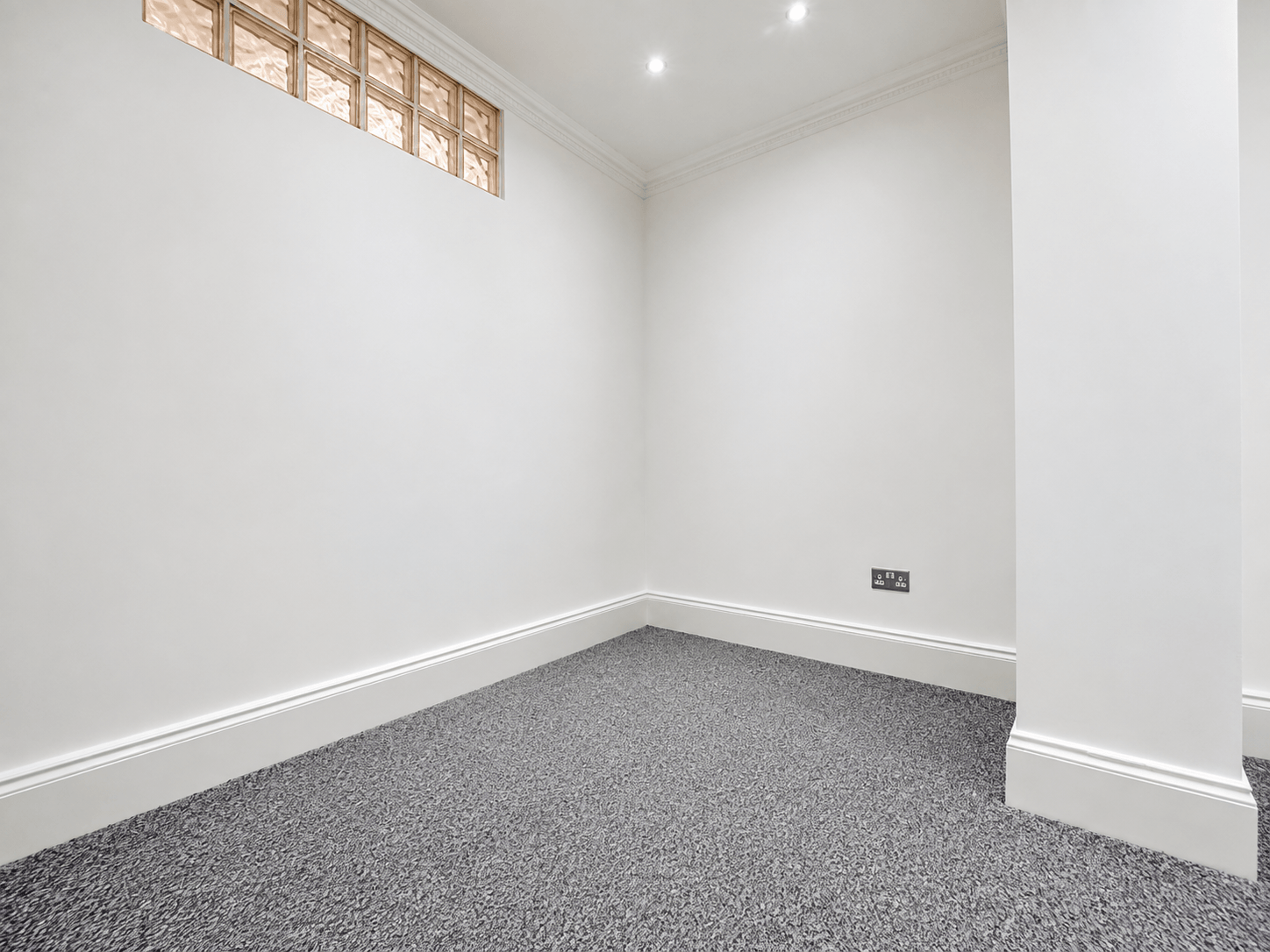 Flat Manse Road in Greater London