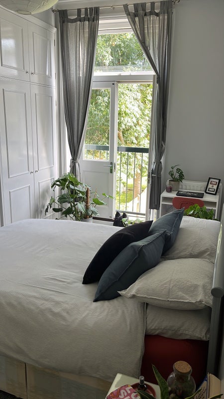 Room Worple Road in Greater London