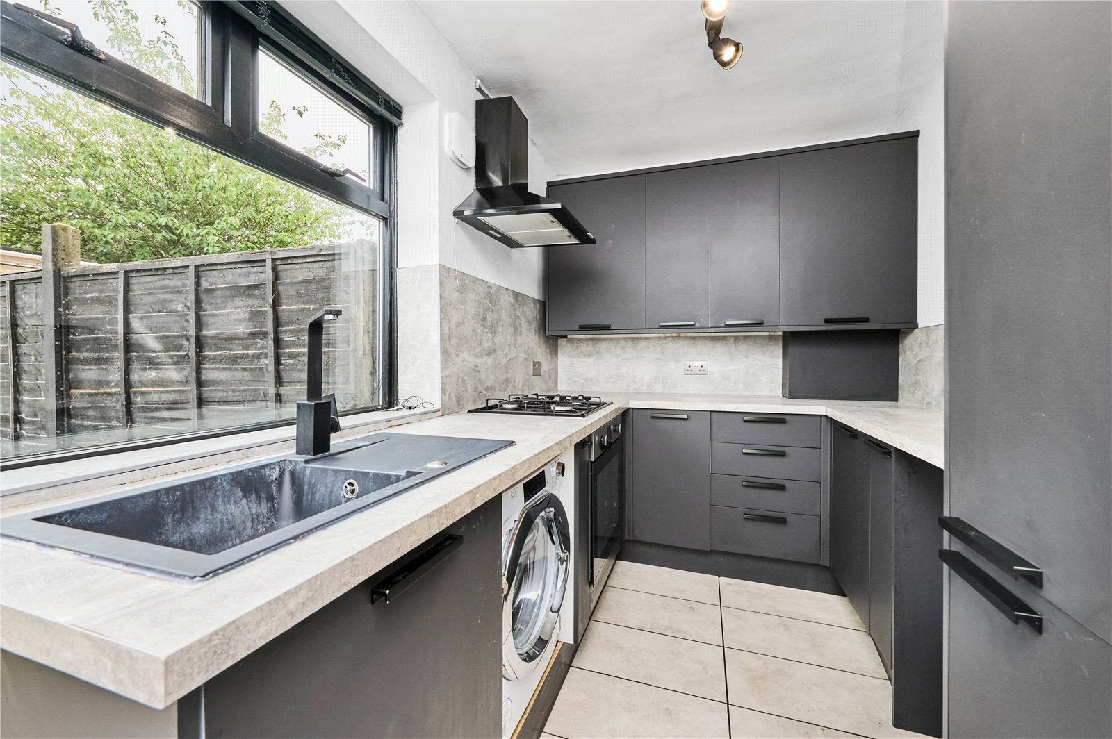 Flat Bromhedge in Greater London