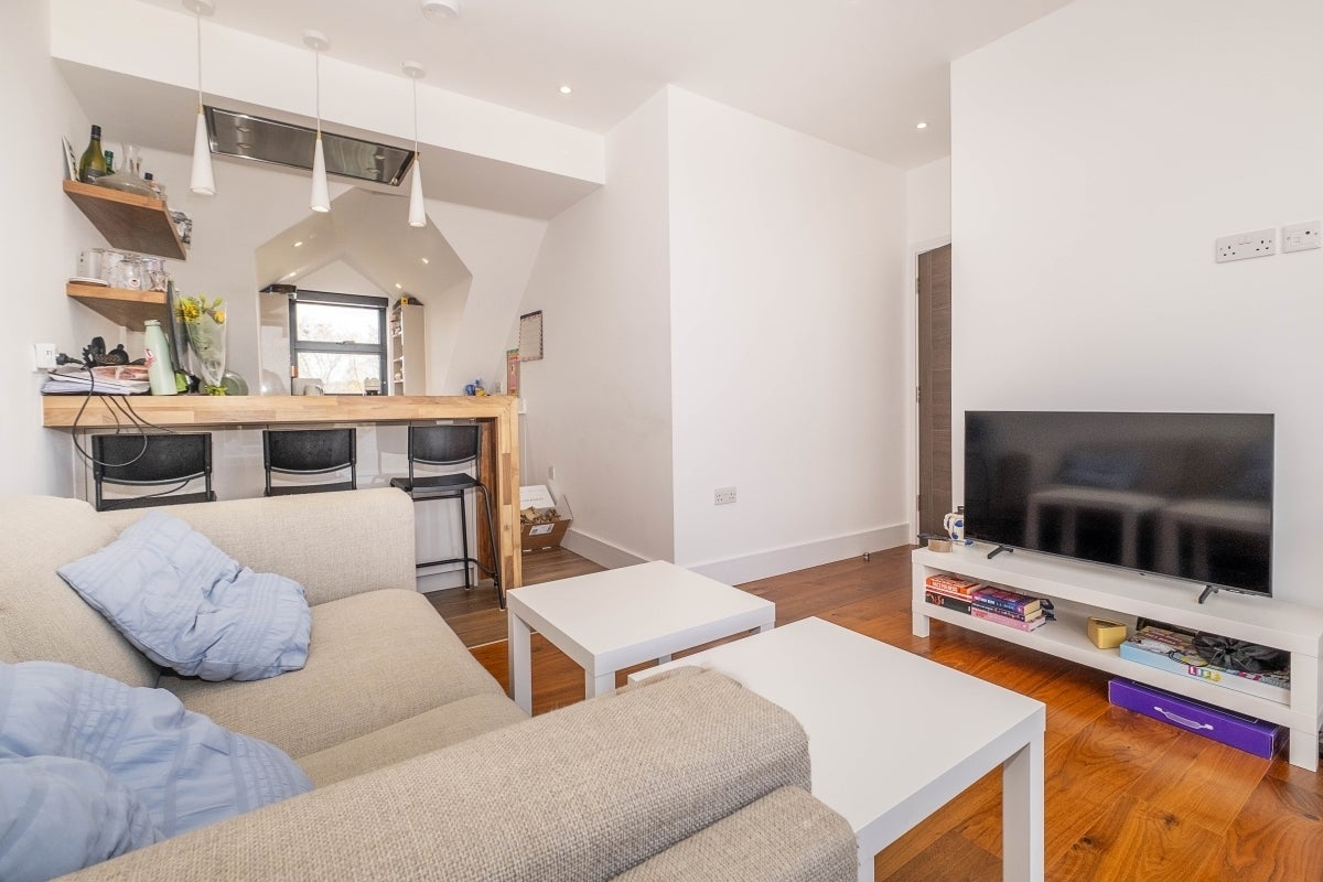 Flat Garratt Lane in Greater London