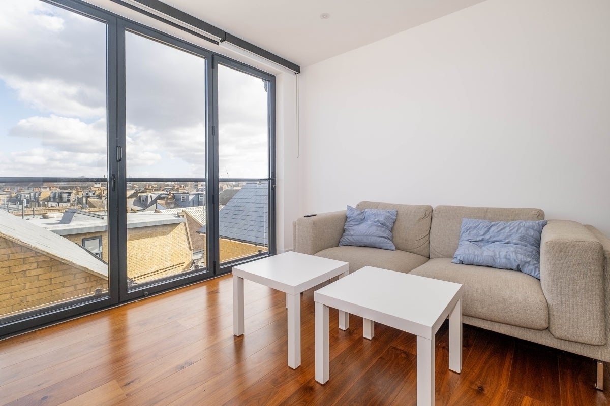 Flat Garratt Lane in Greater London
