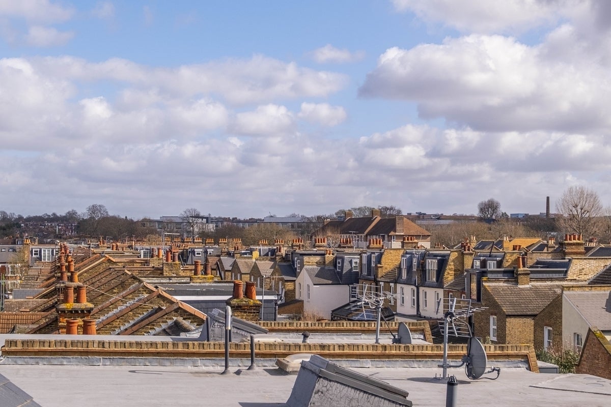 Flat Garratt Lane in Greater London