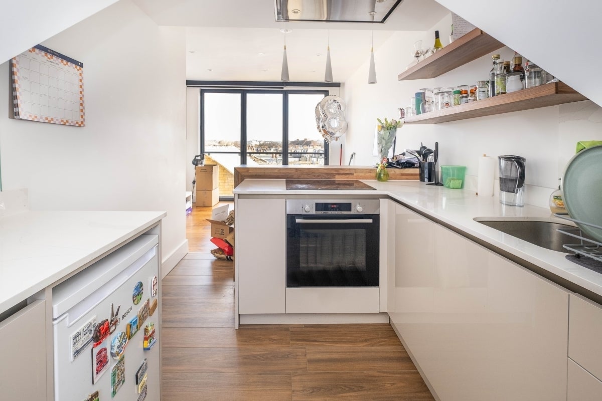 Flat Garratt Lane in Greater London