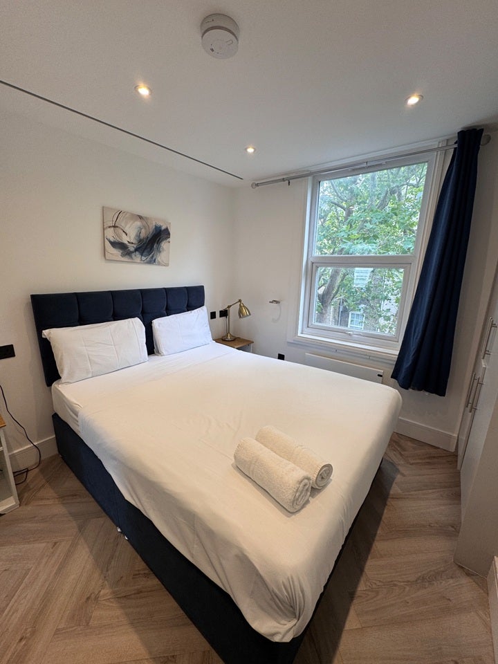 Flat Beauchamp Place in Greater London