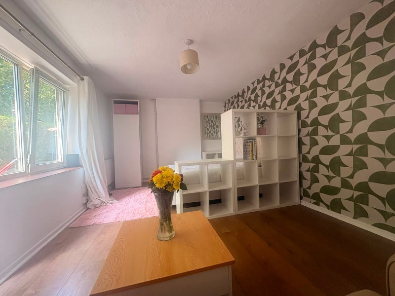 Room Radland Road in Greater London