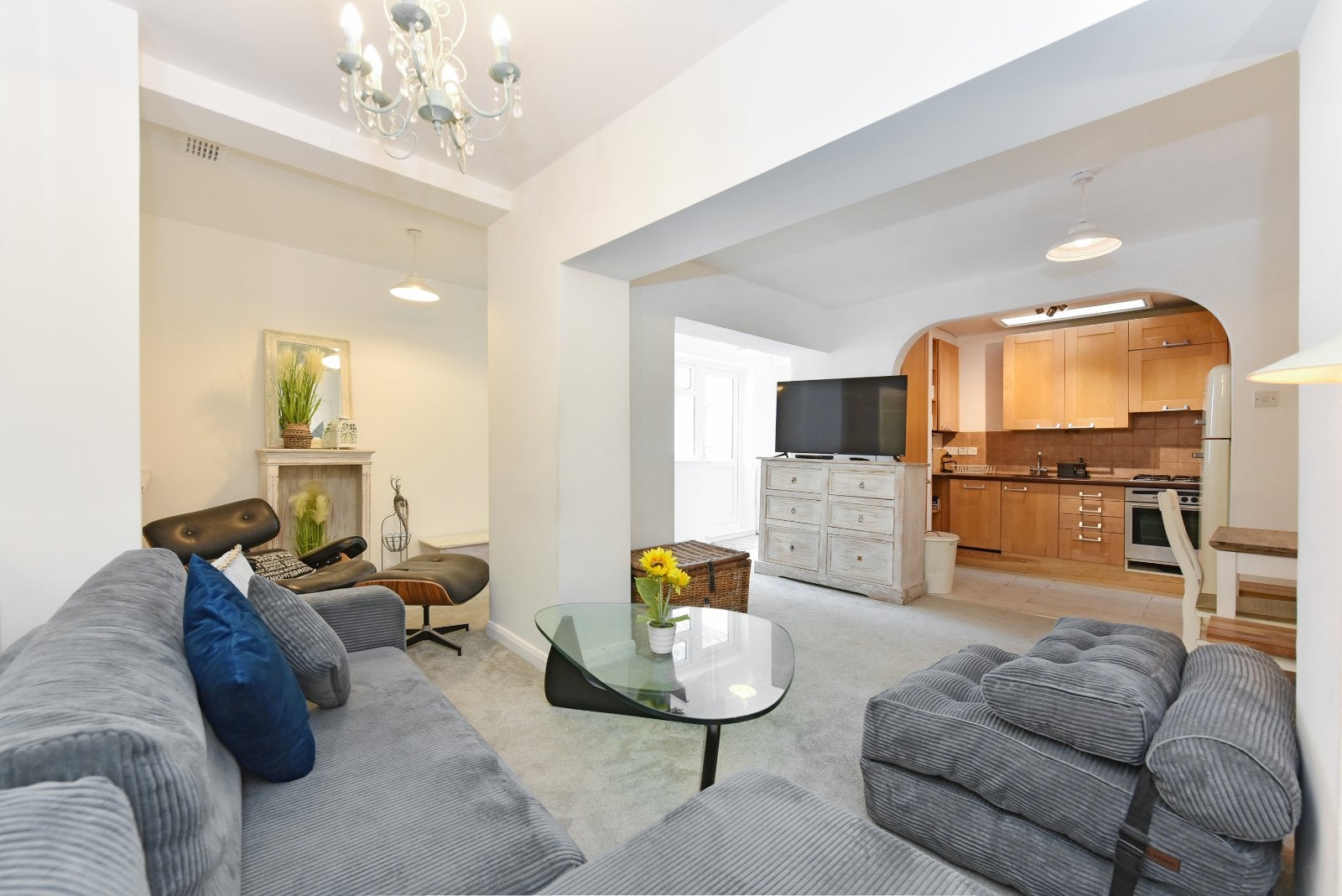Flat Chalk Farm Road in Greater London