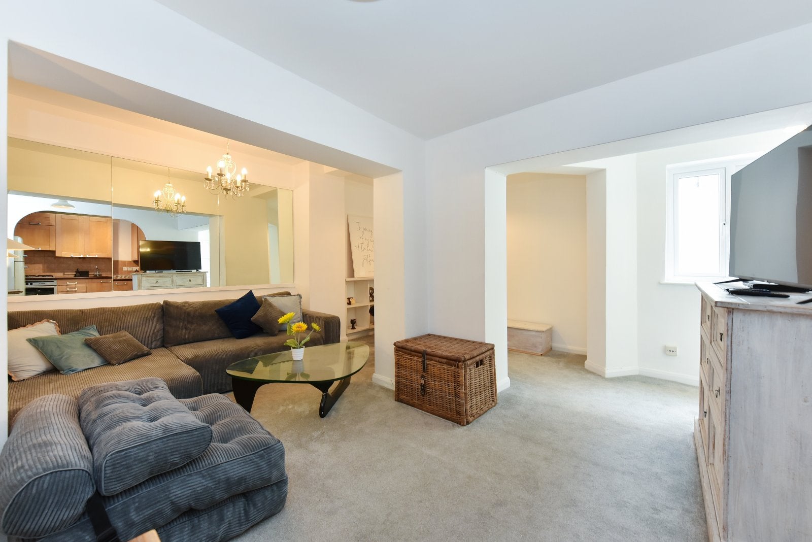 Flat Chalk Farm Road in Greater London