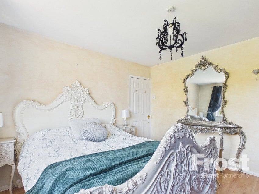 Room Queens Road in Greater London