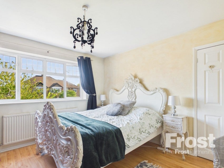 Room Queens Road in Greater London