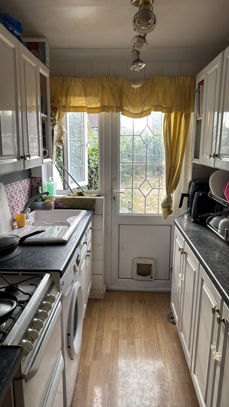 Room Ellis Avenue in Greater London