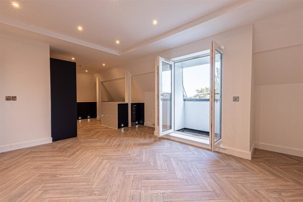 Flat Durley Road South in Bournemouth