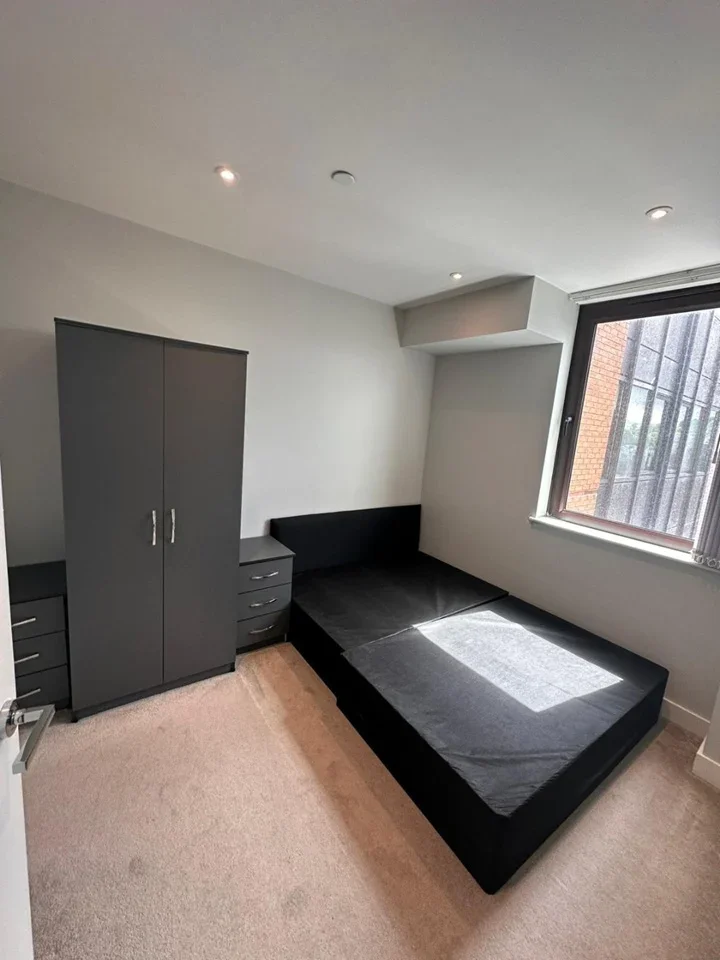 Flat Kymberley Road in Greater London