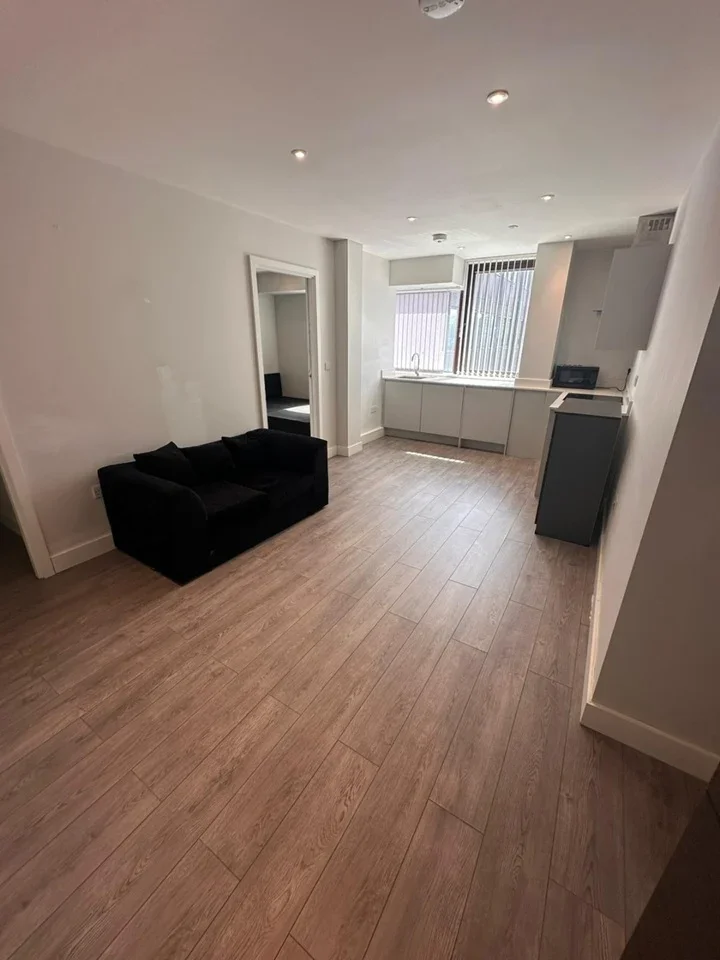 Flat Kymberley Road in Greater London