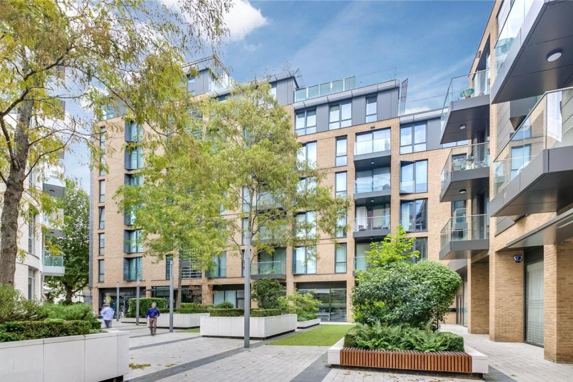 Flat Plaza Gardens in Greater London