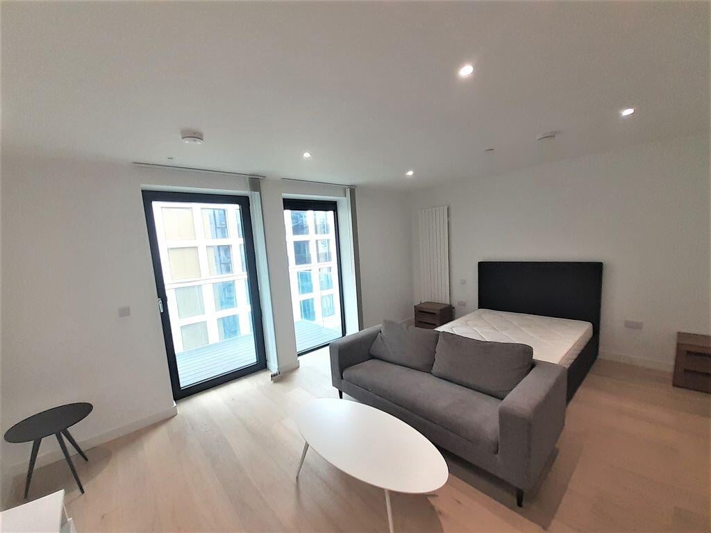 Flat Royal Crest Avenue in Greater London