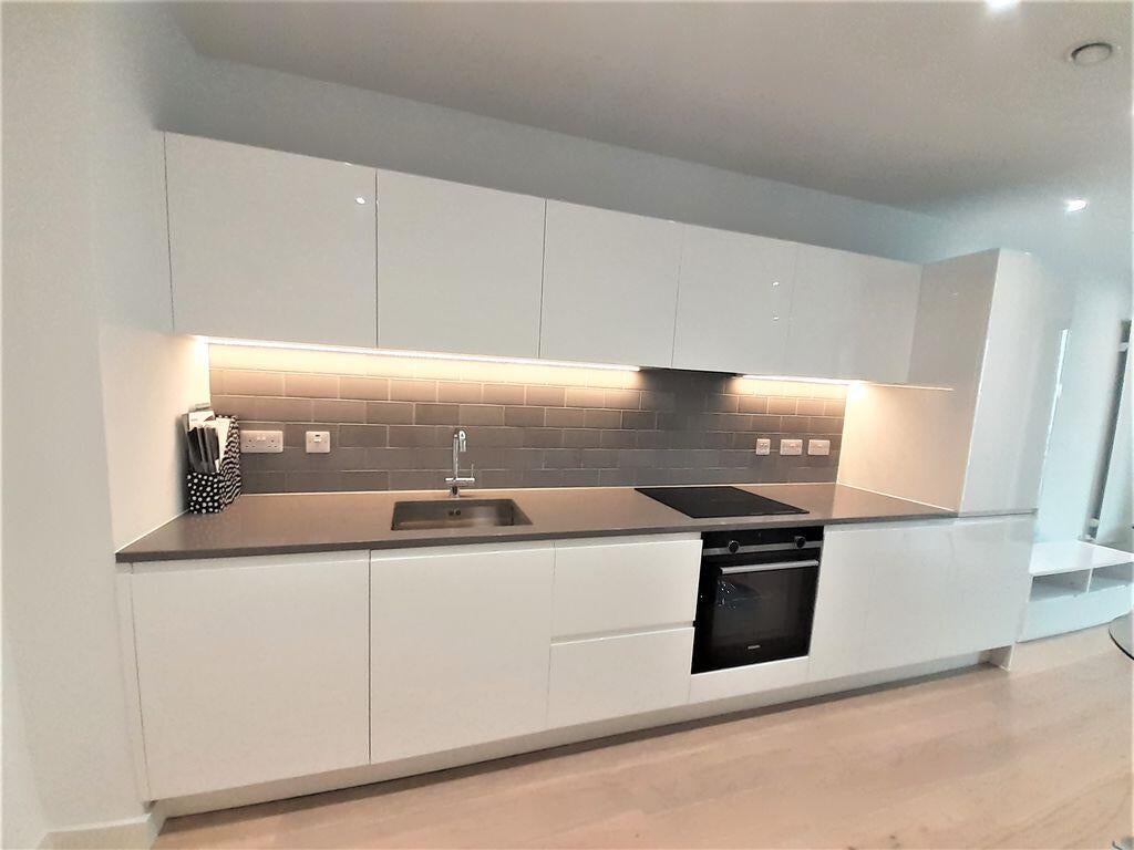 Flat Royal Crest Avenue in Greater London