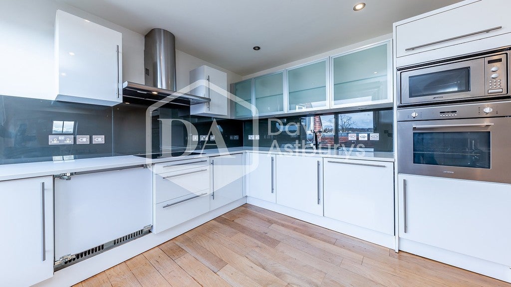 Flat Rokesly Avenue in Greater London
