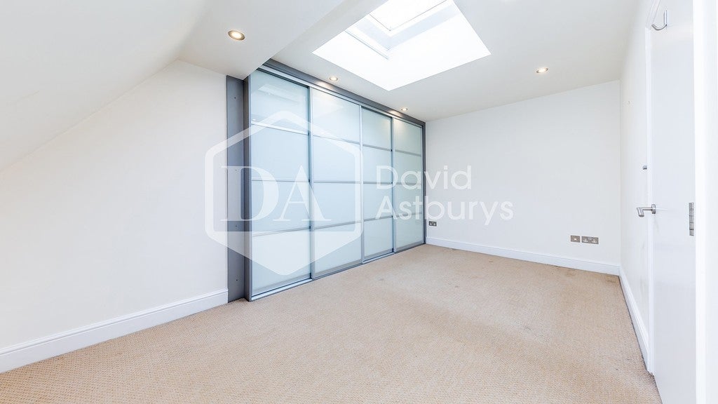 Flat Rokesly Avenue in Greater London