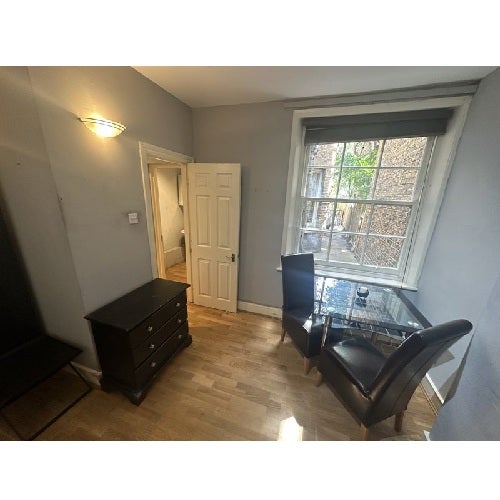 Flat Goodwin Road in Greater London