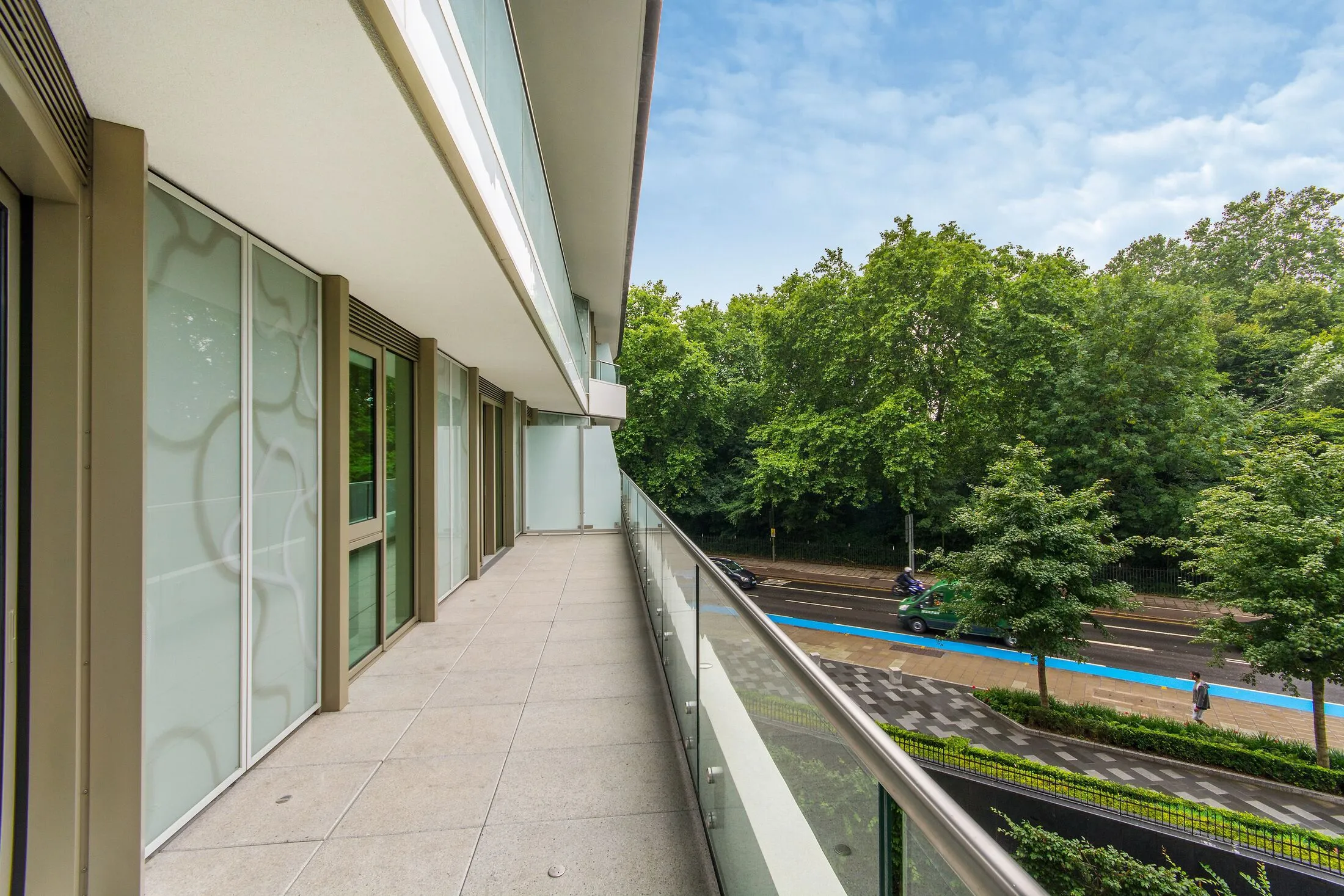 Flat Queenstown Road in Greater London