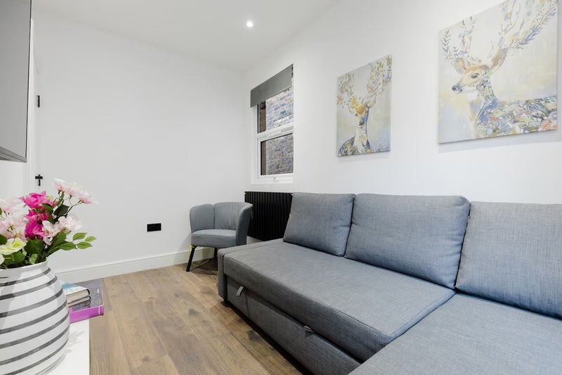 Flat Wandsworth High Street in Greater London