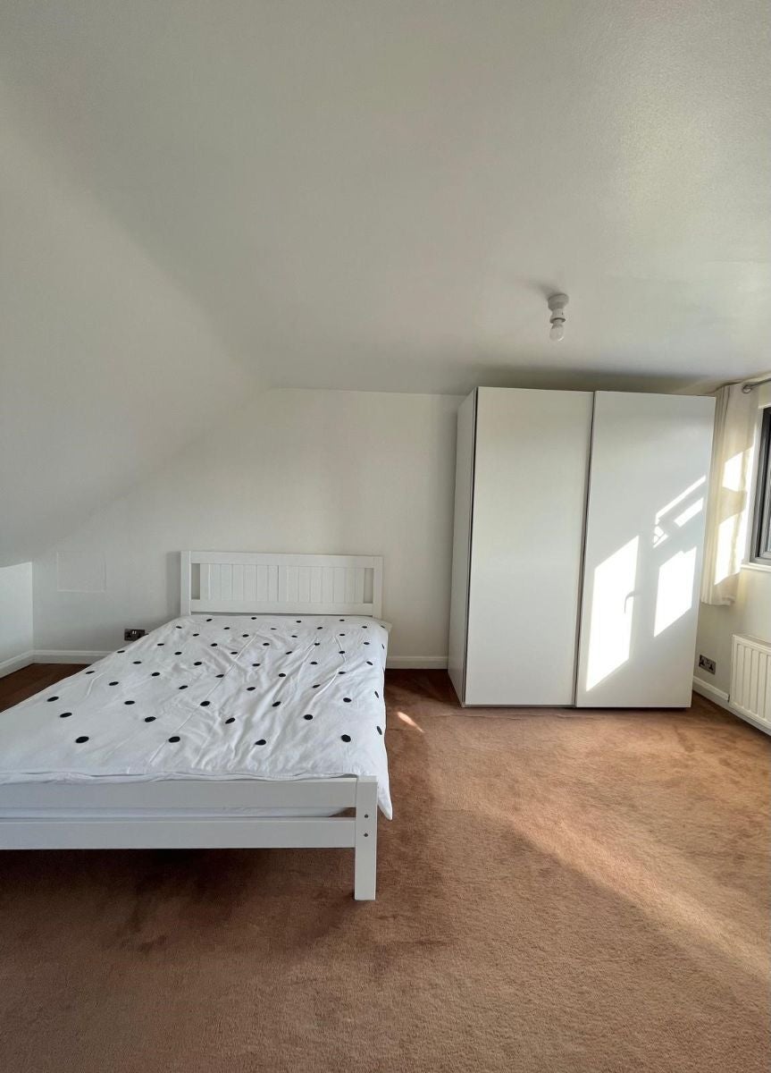 Room Suffolk Road in Greater London