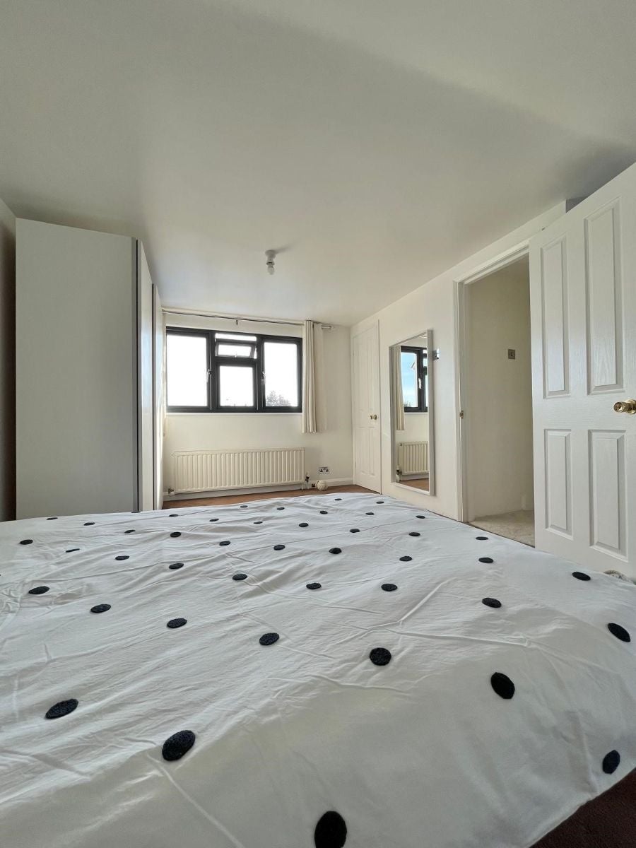 Room Suffolk Road in Greater London