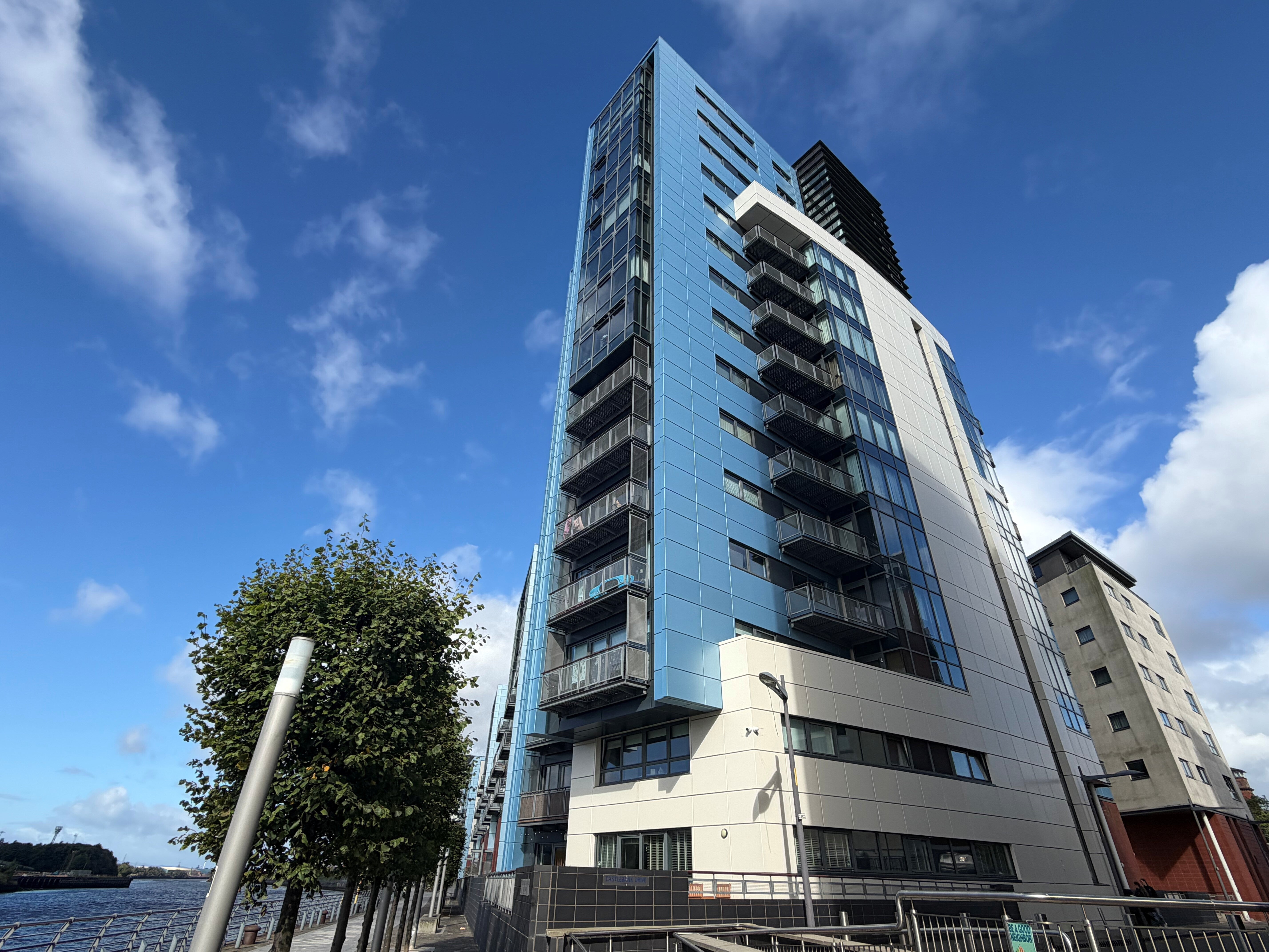 Flat Castlebank Drive in Glasgow