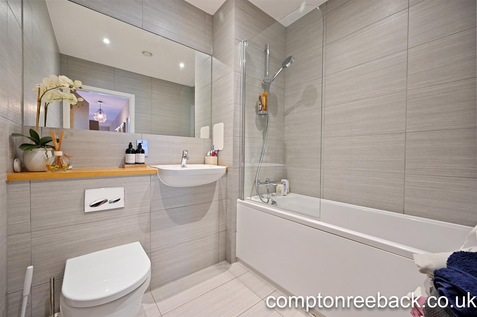 Flat Hansel Road in Greater London