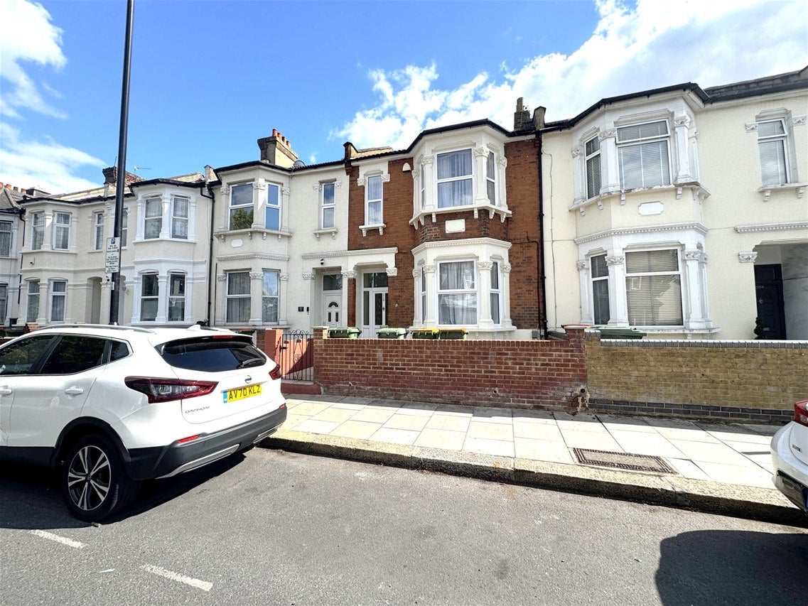 Flat Plashet Grove in Greater London