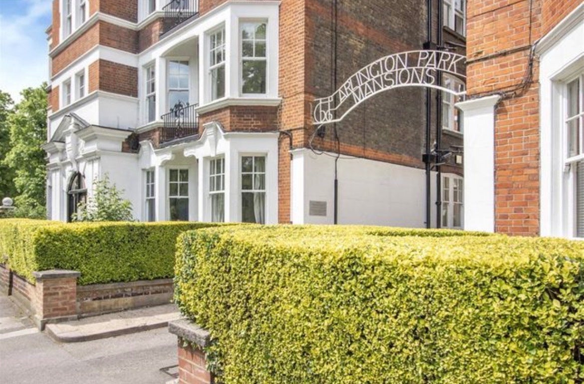 Flat Sutton Lane North in Greater London