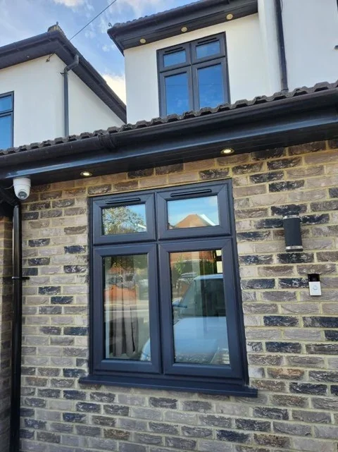 Flat Pettits Lane in Greater London