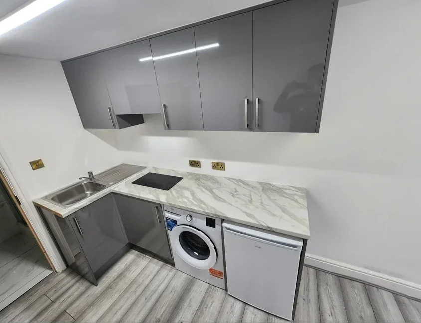 Flat Pettits Lane in Greater London