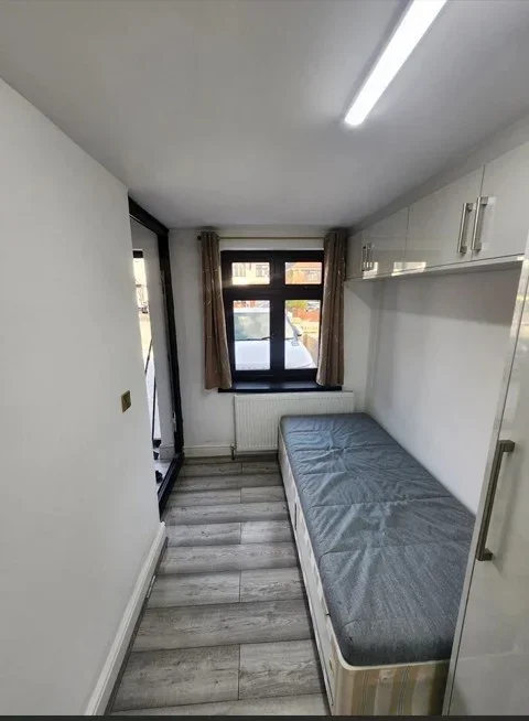 Flat Pettits Lane in Greater London