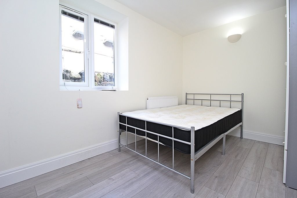 Room West Grove in Cardiff