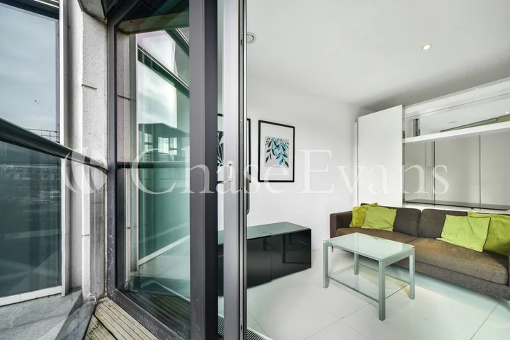 Flat Crossharbour Plaza in Greater London