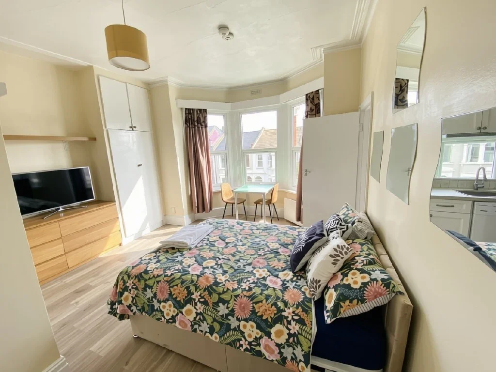Flat Wightman Road in Greater London