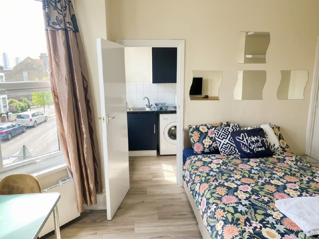 Flat Wightman Road in Greater London