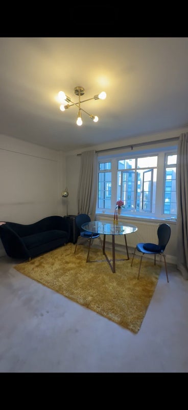 Flat Vicarage Gate in Greater London