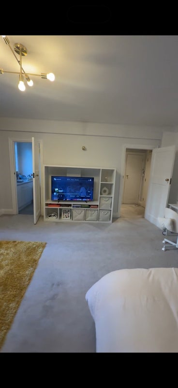 Flat Vicarage Gate in Greater London