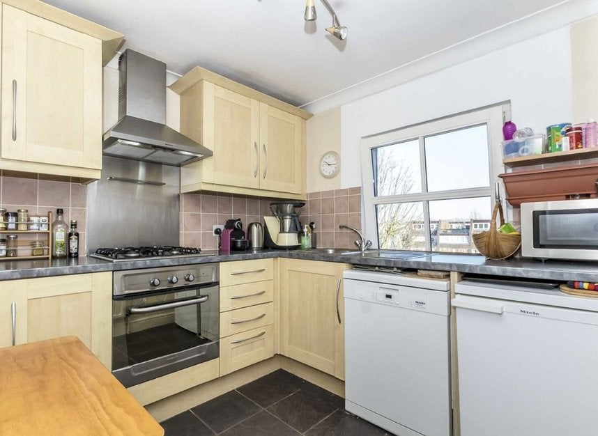 Flat Blythe Road in Greater London