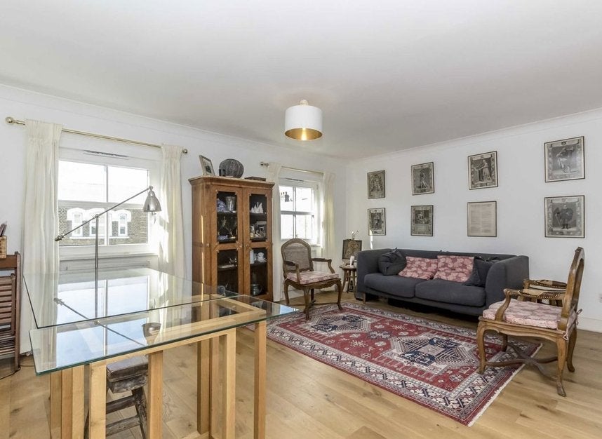 Flat Blythe Road in Greater London